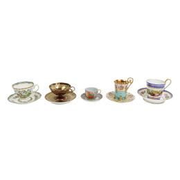 445  -  COLECCIÓN DE CINCO TAZAS EN PORCELANA MEDIADOS S. XX