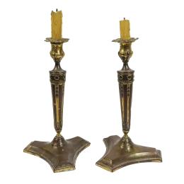 640 - PAREJA DE CANDELEROS DE METAL DEL PRIMER CUARTO DE SIGLO XX