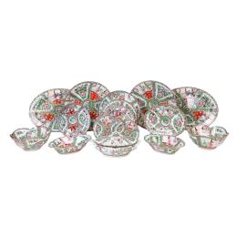 621 - PIEZAS DE VAJILLA EN PORCELANA CHINA DEL ÚLTIMO CUARTO S.XX