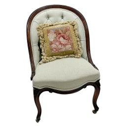 500 - SILLÓN CALZADORA ESTILO MARIA ANTONIETA PRIMER TERCIO S.XX