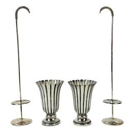 944  -  DOS VIOLETEROS Y DOS SOPORTES DE PLATA  SEGUNDA MITAD S. XX