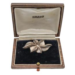 128 - BROCHE CON ESTUCHE DE LOS AÑOS 40