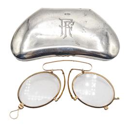 1138  -  LENTES CON ESTUCHE INGLESES DE PPS. DEL S.XX