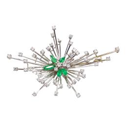 127 - BROCHE CON ESMERALDAS Y BRILLANTES, AÑOS 70