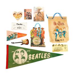 41 - CONJUNTO DE OBJETOS DE COLECCIÓN DE LOS BEATLES 
