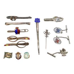 161 - LOTE DE PINZAS DE CORBATA E INSIGNIAS DE SOLAPA 