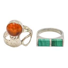 130 - DOS ANILLOS DE PLATA CON AMBAR Y MALAQUITA