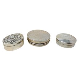 1012  -  TRES CAJITAS PASTILLERO EN PLATA DEL ÚLITMO CUARTO DEL S.XX