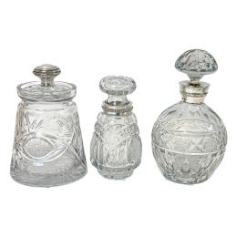 36 - DOS TARROS Y BOTELLA EN CRISTAL Y PLATA DE MEDIADOS S. XX