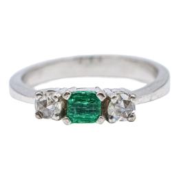 82  -  ANILLO CON ESMERALDA Y DIAMANTES