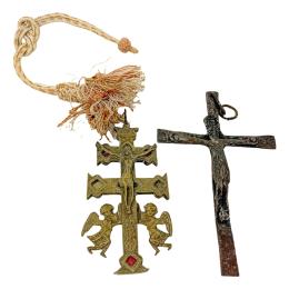 673  -  CRUZ DE CARAVACA Y CRISTO CRUCIFICADO PRIMERA MITAD S.XX