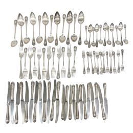 64 - CUBERTERÍA PARA 12 SERVICIOS EN METAL DEL PRIMER TERCIO S.XX