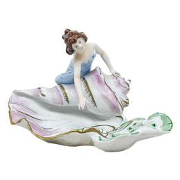 518 - FIGURA EN PPRCELANA DE MEDIADOS DEL S.XX