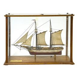 1021  -  MAQUETA BARCO CON URNA DE MEDIADOS DEL S.XX