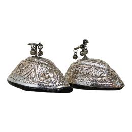 1085 - PAREJA DE RASPADORES DE PIEDRAS VOLCÁNICAS Y METAL PLATEADO