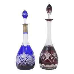 32 - DOS BOTELLAS LICORERAS DE MEDIADOS DE SIGLO XX