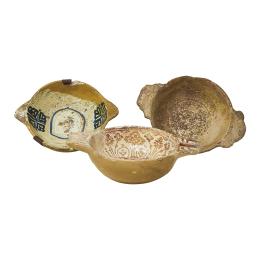 511 - TRES ESCUDILLAS DE OREJA DE REFLEJOS METÁLICOS DEL SIGLO XV