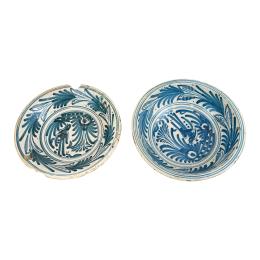 459 - DOS PLATOS DE CERÁMICA DE TALAVERA DEL SIGLO XVIII