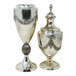 896 - JARRÓN Y RECIPIENTE DECORATIVO EN PLATA DE LOS AÑOS 70