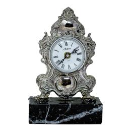 939 - PEQUEÑO RELOJ DE SOBREMESA EN PLATA DE LOS AÑOS 70