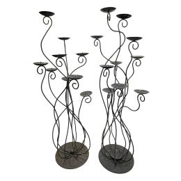 454 - PAREJA DE GRANDES CANDELABROS DE PIE EN HIERRO