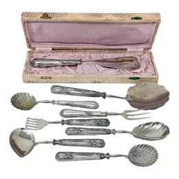 871 - CONJUNTO DE PIEZAS DE SERVICIO Y CALZADOR DE PRINCIPIOS S.XX