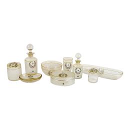 22 - CONJUNTO DE TARROS Y FRASCOS DE TOCADOR PRIMER TERCIO S.XX