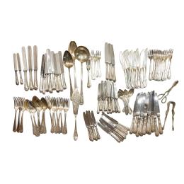 1123 - CONJUNTO DE PIEZAS DE CUBERTERÍA EN METAL PLATEADO