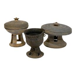 437 - TRES RECIPIENTES DE TERRACOTA DE MANUFACTURA COREANA
