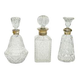 49 - TRES BOTELLAS LICORERAS MEDIADOS S. XX