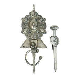 679 - DOS BROCHES EN PLATA 