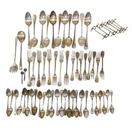 61 - CONJUNTO DE CUBIERTOS VARIADOS DE MEDIADOS DE S. XX