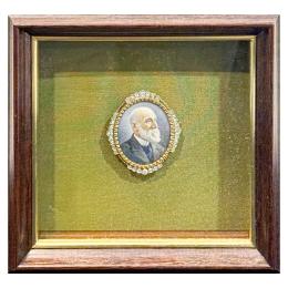 71 - BROCHE CON MINIATURA Y DIAMANTES DE PPS. DEL S.XX