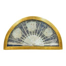 854 - ABANICO CON ABANIQUERA DE PRINCIPIOS DEL S.XX