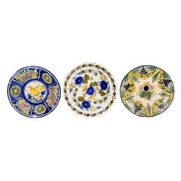 513 - TRES PLATOS DE CERÁMICA DE MANISES DEL PRIMER CUARTO S. XX