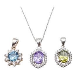133 - COLECCIÓN DE TRES COLGANTES
