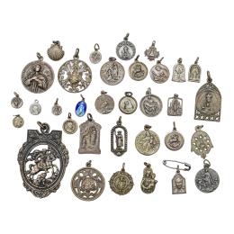 83 - COLECCIÓN DE MEDALLAS DEVOCIONALES DE PPS. DEL S.XX