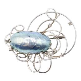 151 - BROCHE CON PERLA OSMENA, DE LOS AÑOS 60
