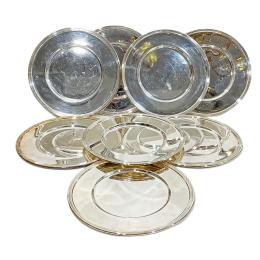 74 - OCHO PLATOS DE PRESENTACION Y MANTEQUERA ÚLTIMO TERCIO S. XX