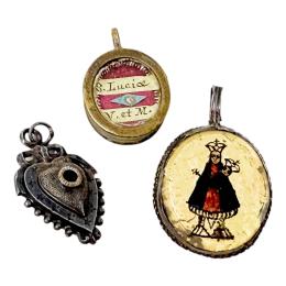 869 - TRES MEDALLAS RELICARIO SIGLO XVIII