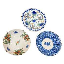 771 - TRES PLATOS DE CERÁMICA DE MANISES DE FINALES DEL S.XIX