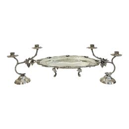 983 - CENTRO Y PAREJA DE CANDELABROS DE PLATA 