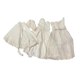 812 - VESTIDO DE ACRISTIANAR DE MEDIADOS DEL SIGLO XX