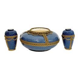 692 - CENTRO Y DOS JARRONES DE PORCELANA VIENESA  PRINCIPIOS S.XX 