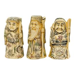 680 - TRS FIGURAS DE HUESO TALLADO DE LOS AÑOS 70