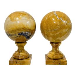 1354 - PAREJA DE BOLAS DECORATIVAS CON PEANA