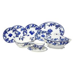 90 - CONJUNTO DE PIEZAS DE VAJILLA EN POCELANA SEVILLANA S.XIX