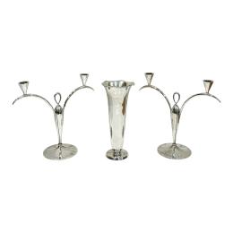 765 - PAREJA DE CANDELABROS Y JARRON EN PLATA ÚLTIMO CUARTO SXX