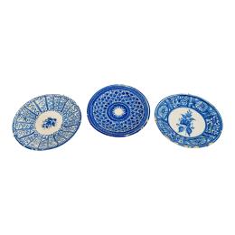 566 - TRES PLATOS EN CERAMICA DE MANISES DE FINALES S. XIX