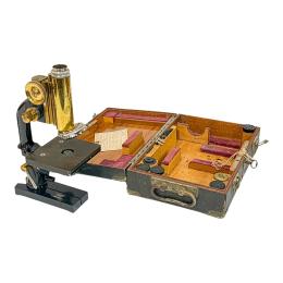 913 - MICROSCOPIO REICHART EN ESTUCHE DE LOS AÑOS VEINTE
